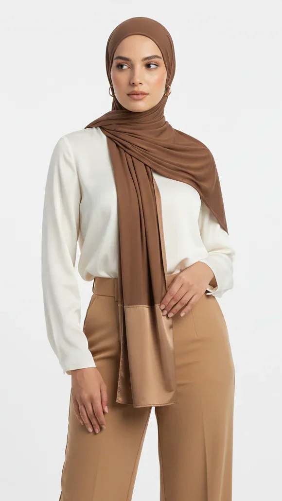 Femme portant un hijab marron satiné, chemise crème et pantalon beige, mode modeste Muneera.