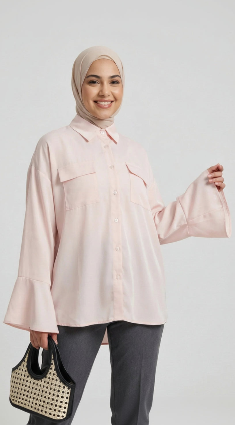 Femme souriante portant un hijab beige et une chemise longue rose Muneera, style mode modeste.
