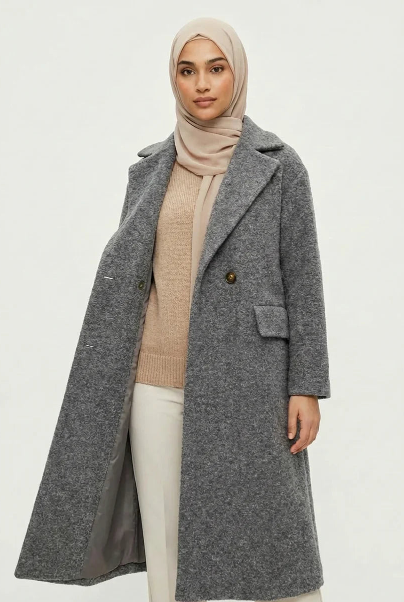Femme portant manteau gris, hijab beige et tenue élégante, mode modeste Muneera.
