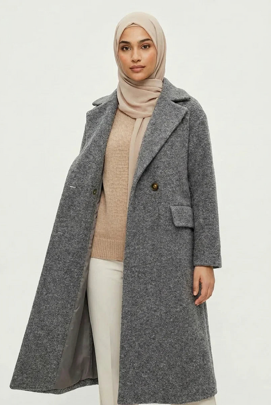Femme portant manteau gris, hijab beige et tenue élégante, mode modeste Muneera.