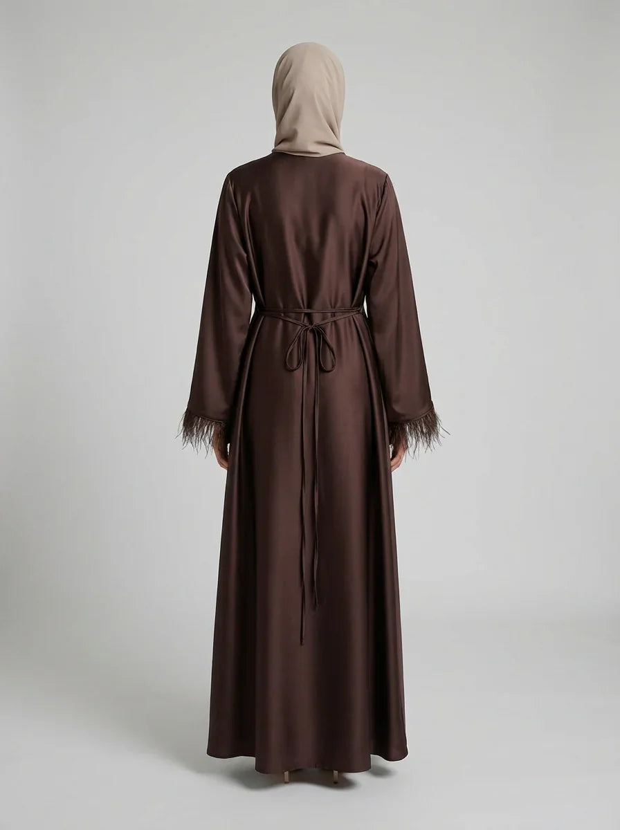 Mannequin portant une abaya satin marron Muneera avec manches à plumes, mode modeste élégante.
