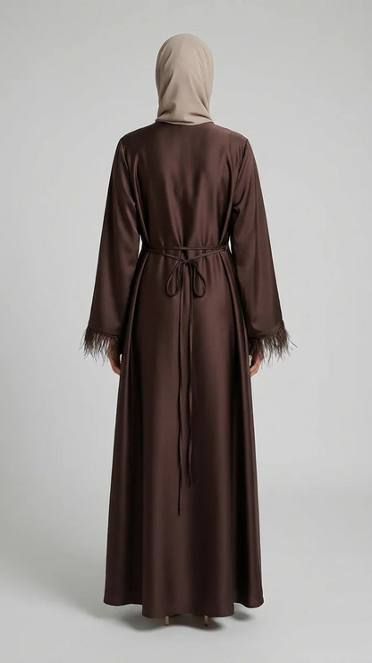 Abaya marron satiné vue de dos, manches à plumes, mode modeste élégante Muneera