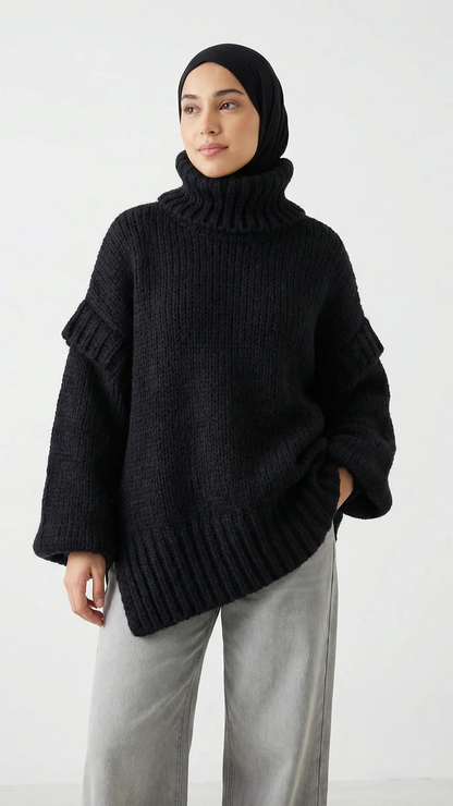 Femme portant un pull noir en maille épaisse Muneera, style mode modeste élégant.