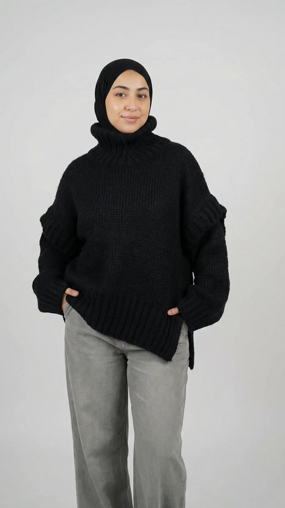 Femme en pull noir en maille Muneera, style mode modeste, pantalon gris, hijab noir