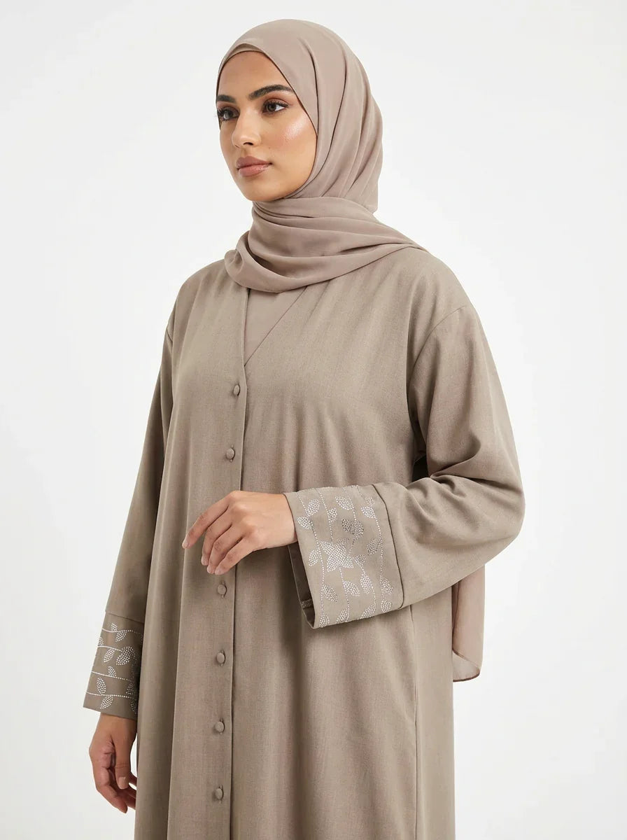 Femme musulmane en abaya beige moderne avec hijab, mode modeste élégante Muneera