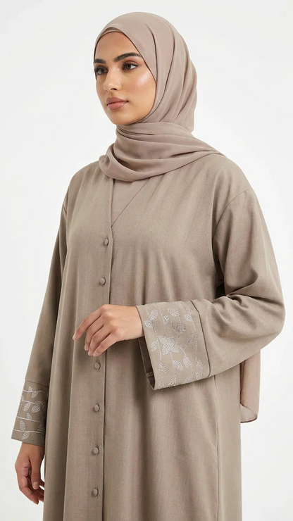 Femme musulmane en abaya beige moderne avec hijab, mode modeste élégante Muneera