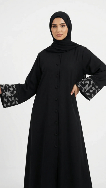 Femme musulmane en robe noire Muneera, manches brodées, mode modeste élégante