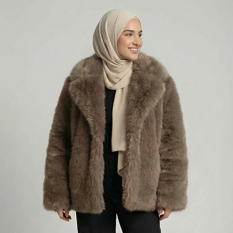 Femme musulmane souriante, manteau en fausse fourrure taupe, hijab crème, mode modeste Muneera