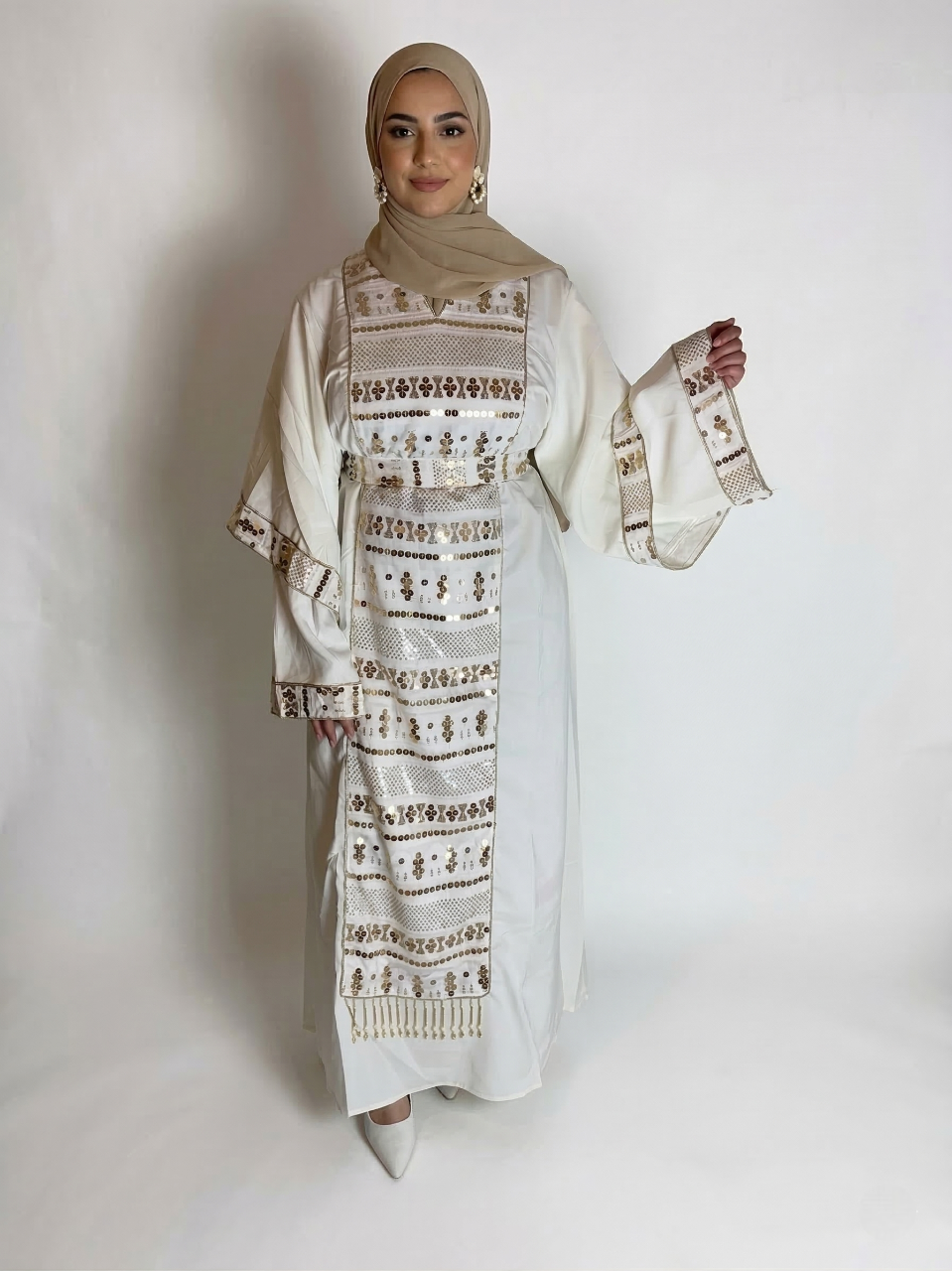 Abaya beige avec plume