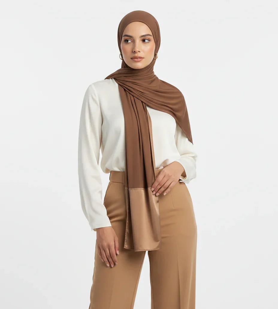 Femme portant un hijab marron satiné, chemise crème et pantalon beige, mode modeste Muneera.
