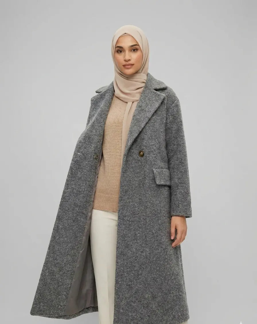 femme avec un manteau long gris