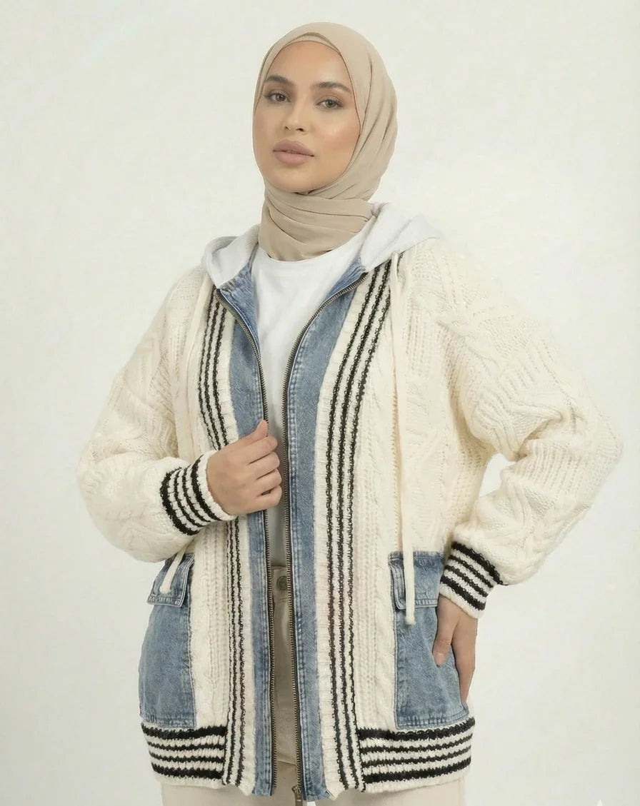 Femme portant un hijab beige et une veste Muneera élégante en maille crème et denim, mode modeste.