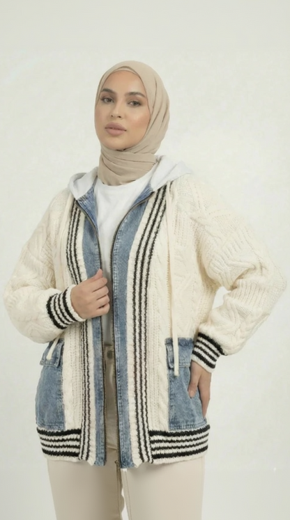 Femme portant un hijab beige et une veste Muneera élégante en maille crème et denim, mode modeste.