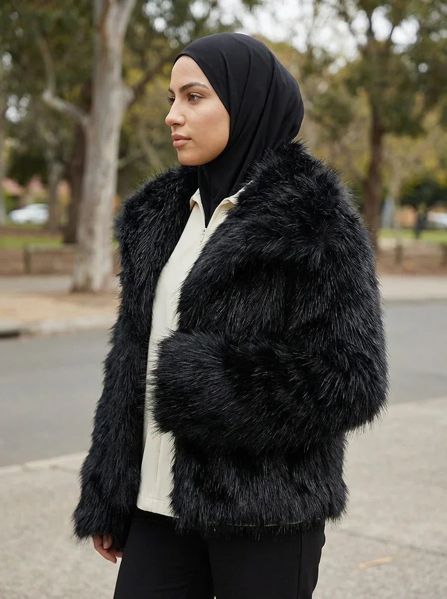 Femme portant un hijab noir et manteau shaggy noir, mode modeste élégante Muneera, extérieur