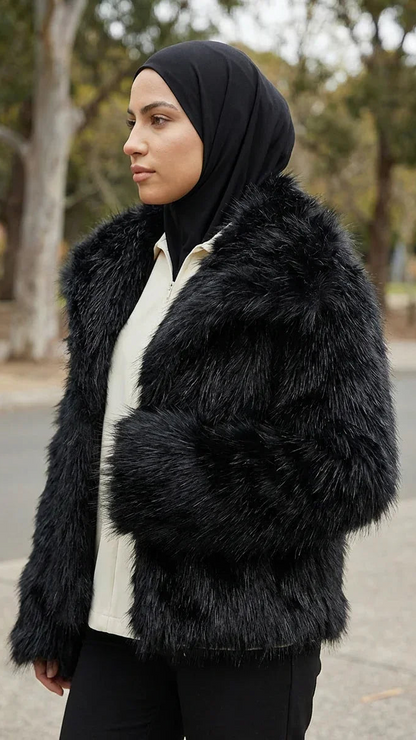 Femme portant un hijab noir et manteau shaggy noir, mode modeste élégante Muneera, extérieur