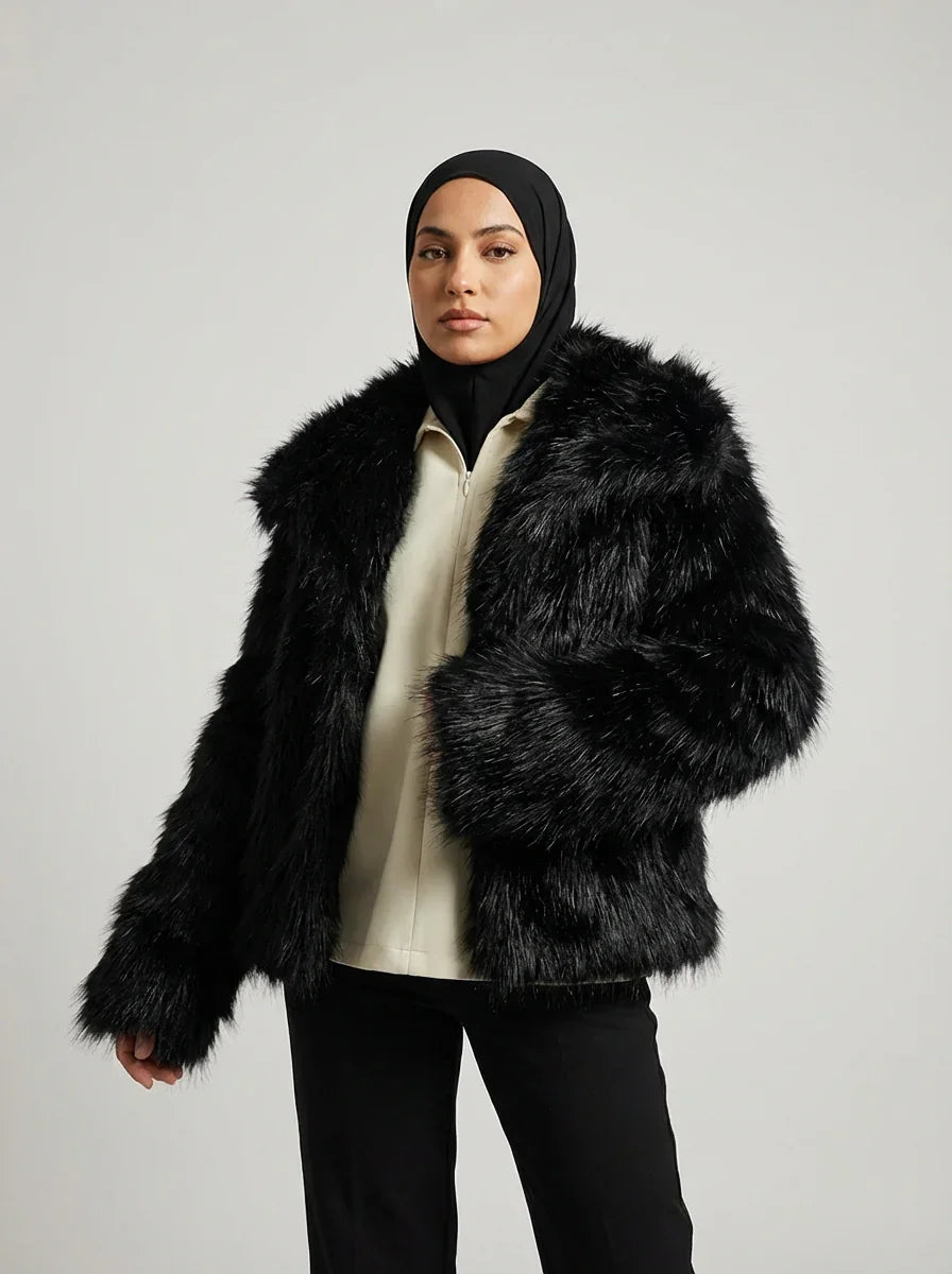 Femme en hijab noir portant un manteau shaggy noir, mode modeste Muneera élégante