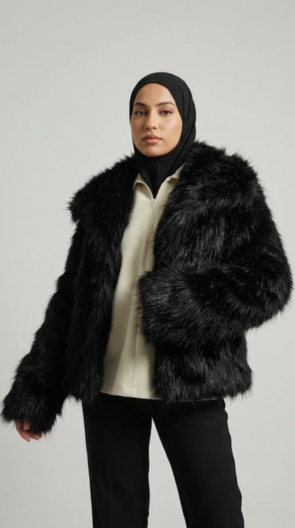 Femme en hijab noir portant un manteau shaggy noir, mode modeste Muneera élégante