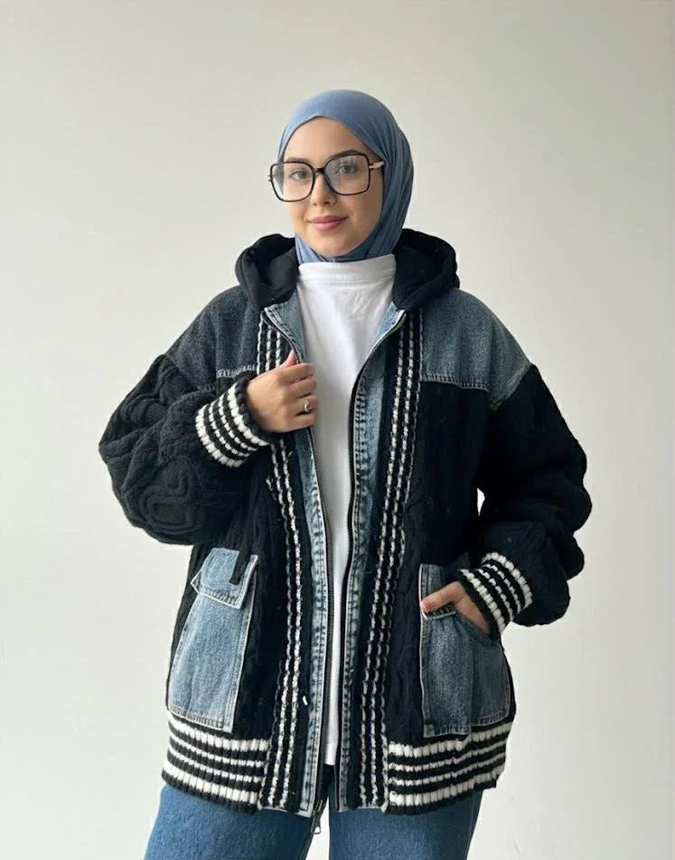 Femme voilée en veste en jean noire Muneera, look moderne et mode modeste