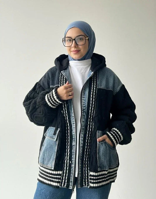 Femme voilée en veste en jean noire Muneera, look moderne et mode modeste