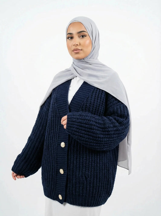 Femme en hijab gris et cardigan bleu marine Muneera, mode modeste élégante