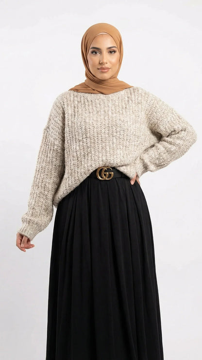 Femme en hijab beige, pull oversize beige et jupe noire longue, mode modeste Muneera.
