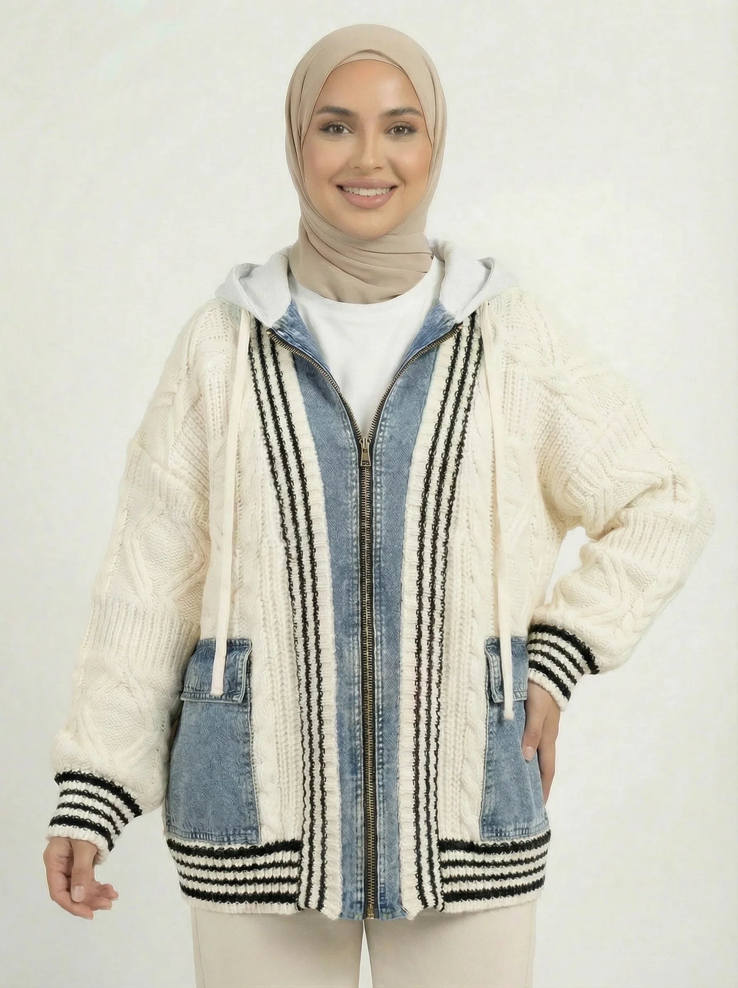 Femme en hijab beige portant une veste Muneera élégante en maille blanche et denim, style mode modeste.