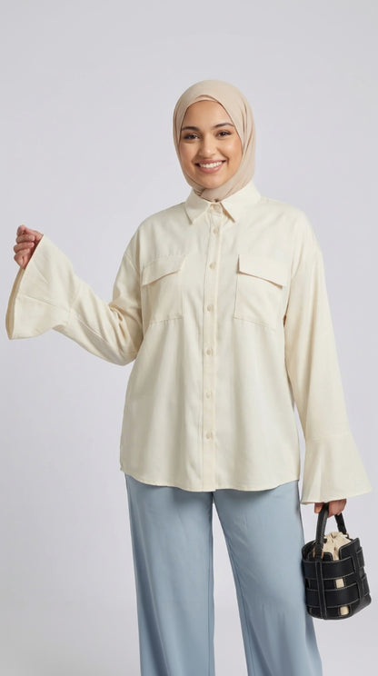 Femme souriante en chemise crème à manches larges et hijab beige, mode modeste Muneera
