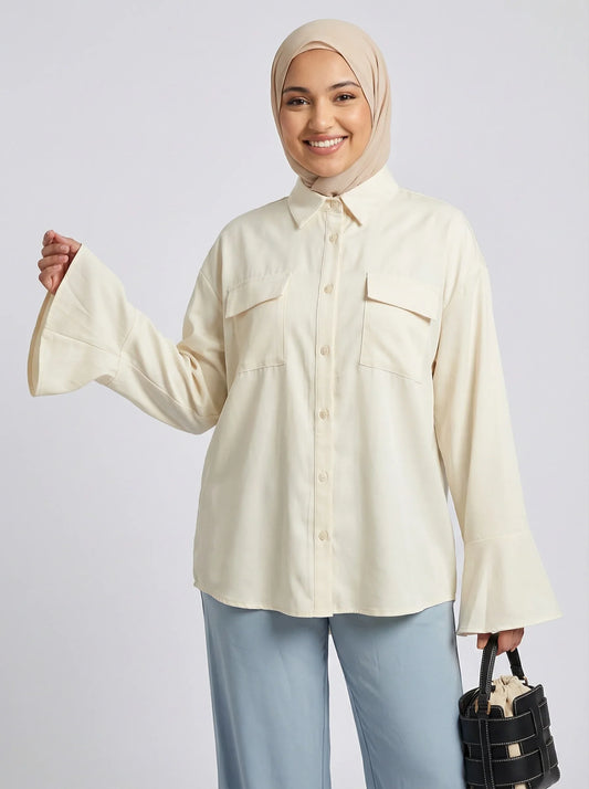 Femme souriante en chemise crème à manches larges et hijab beige, mode modeste Muneera