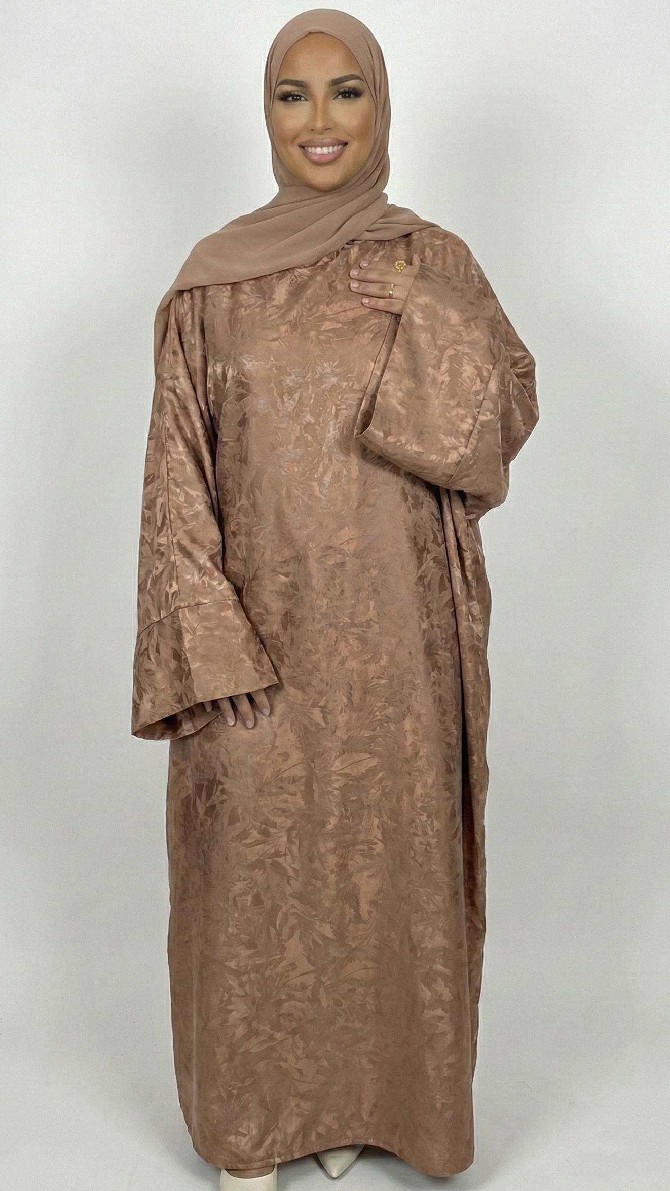 abaya satinée avec motifs marron