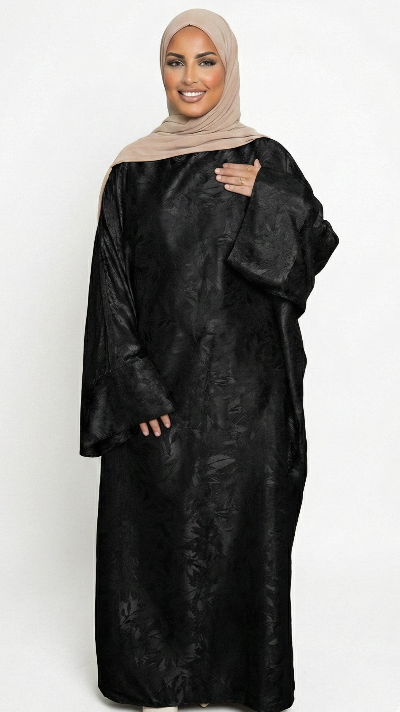 femme avec abaya motifs satinés noirs