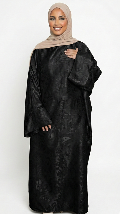 femme avec abaya motifs satinés noirs