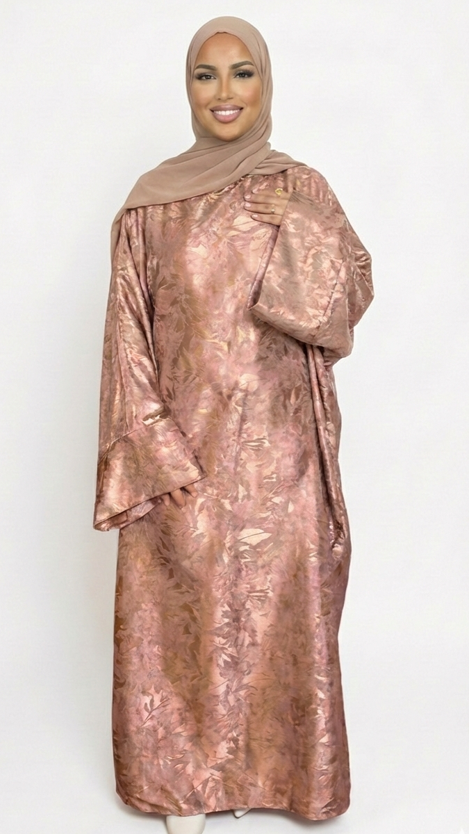 femme avec abaya rose à motifs satinés