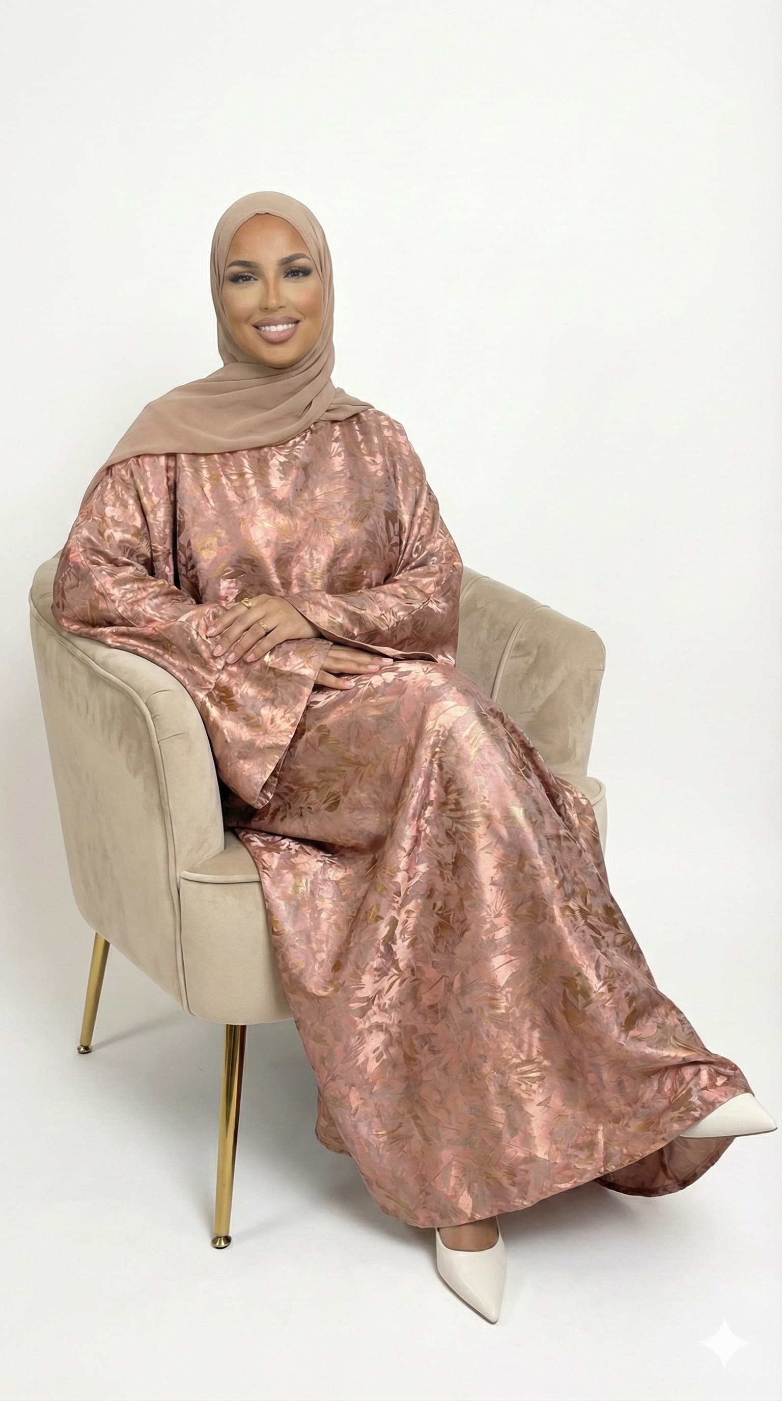 Abaya beige avec plume