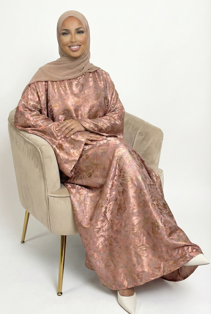 femme avec abaya rose à motifs satinés