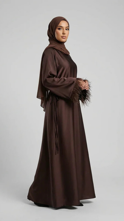 Mannequin portant une abaya satin marron Muneera avec manches à plumes, mode modeste élégante.