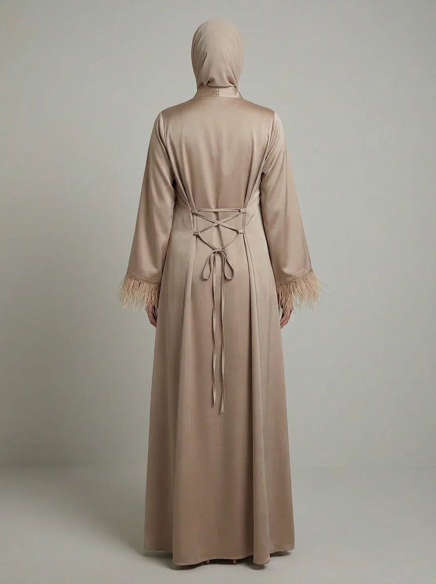 Abaya beige Muneera vue dos, manches longues plumes, laçage élégant, mode modeste moderne