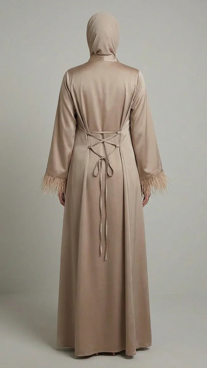 Abaya beige Muneera vue dos, manches longues plumes, laçage élégant, mode modeste moderne