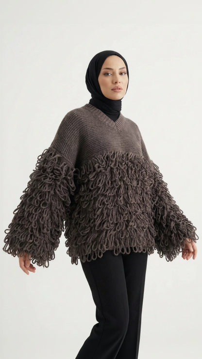 Femme portant un pull anthracite texturé, moderne et modeste, mode Muneera.