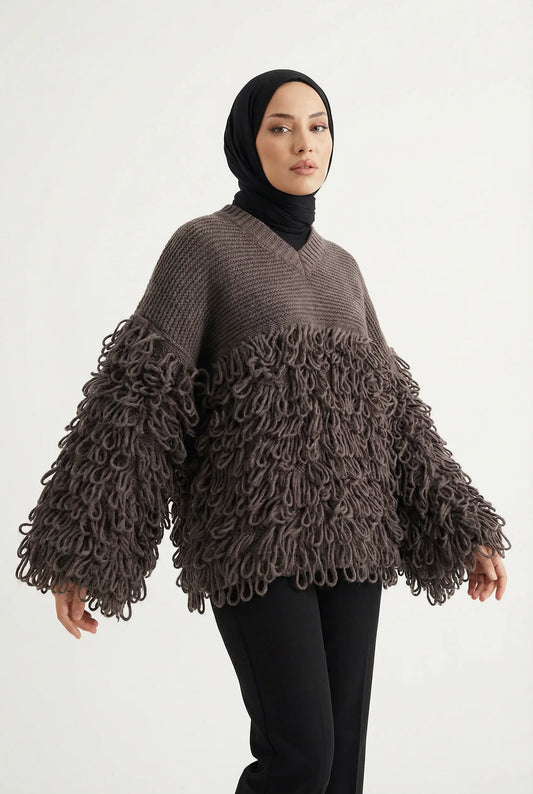 Femme portant un pull anthracite texturé, moderne et modeste, mode Muneera.
