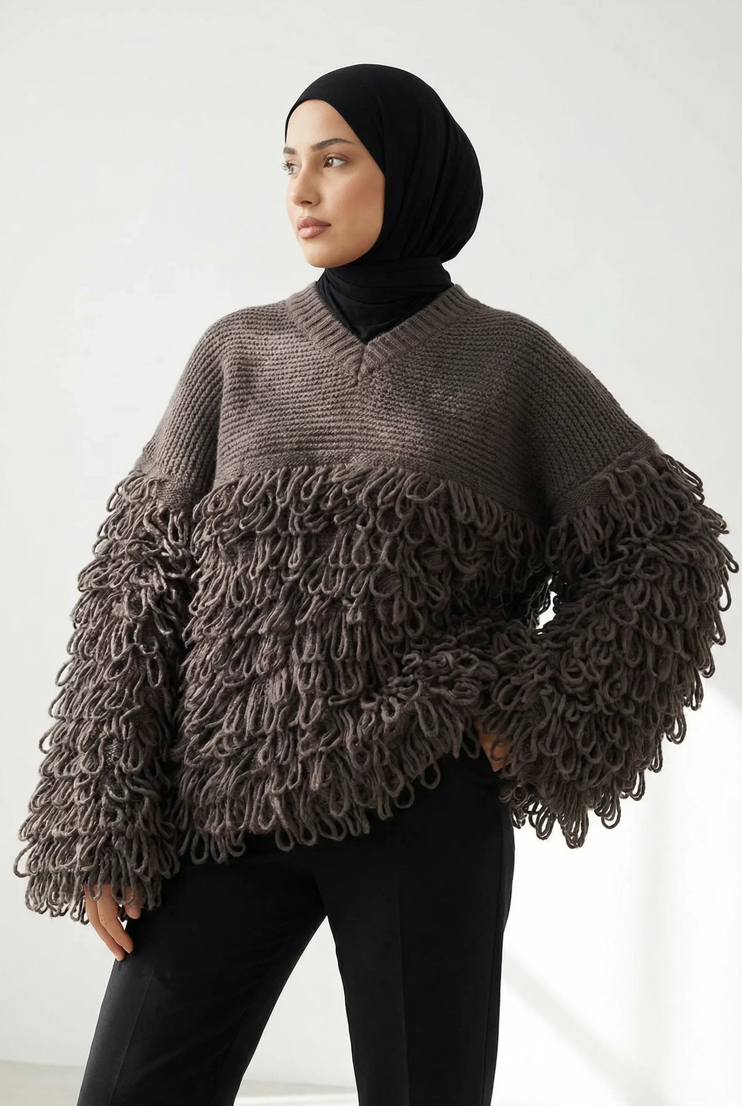 Femme portant un pull anthracite texturé Muneera, style mode modeste, hijab noir.