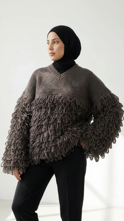 Femme portant un pull anthracite texturé Muneera, style mode modeste, hijab noir.